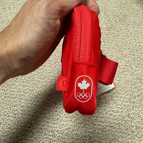 LULULEMON .7 L CANADA BELT BAG - Picture 4 of 6